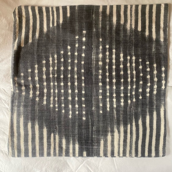 Pottery Barn Shibori Diamond Pillow Cover 24” - Picture 4 of 10